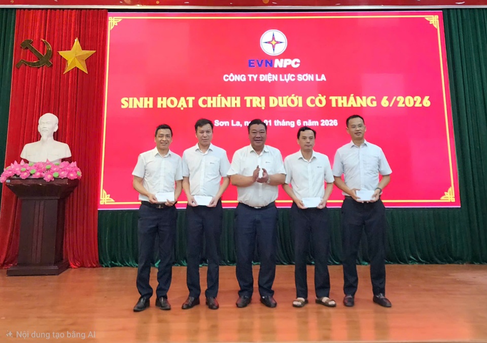 Công ty Điện lực Sơn La tổ chức sinh hoạt chính trị dưới cờ tháng 6 năm 2026
